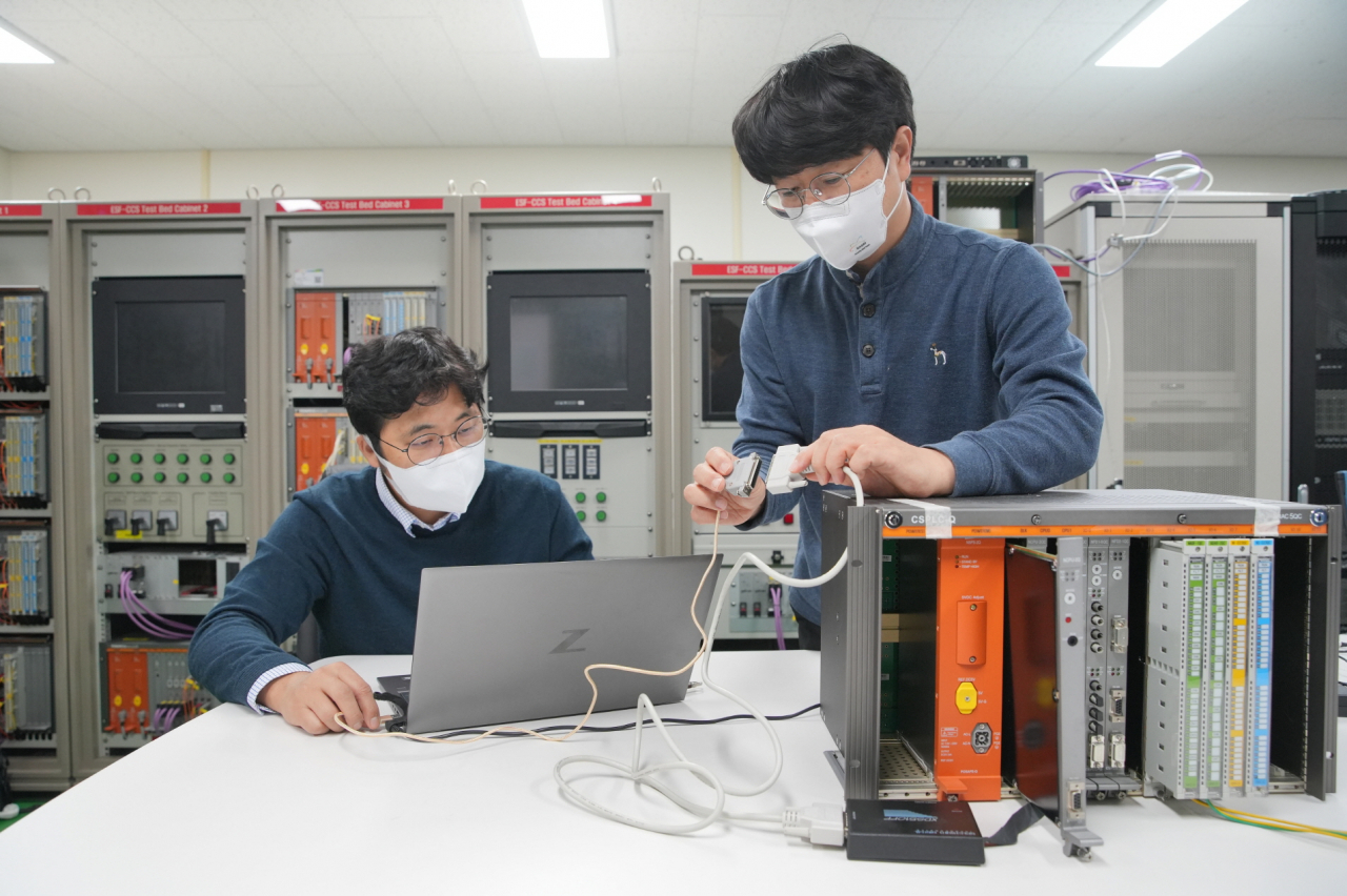 한국원자력연구원은 세계 최초로 원전 제어기 에뮬레이터와 USB 포트를 연결하는 호환성 케이블을 개발했다.[한국원자력연구원 제공]