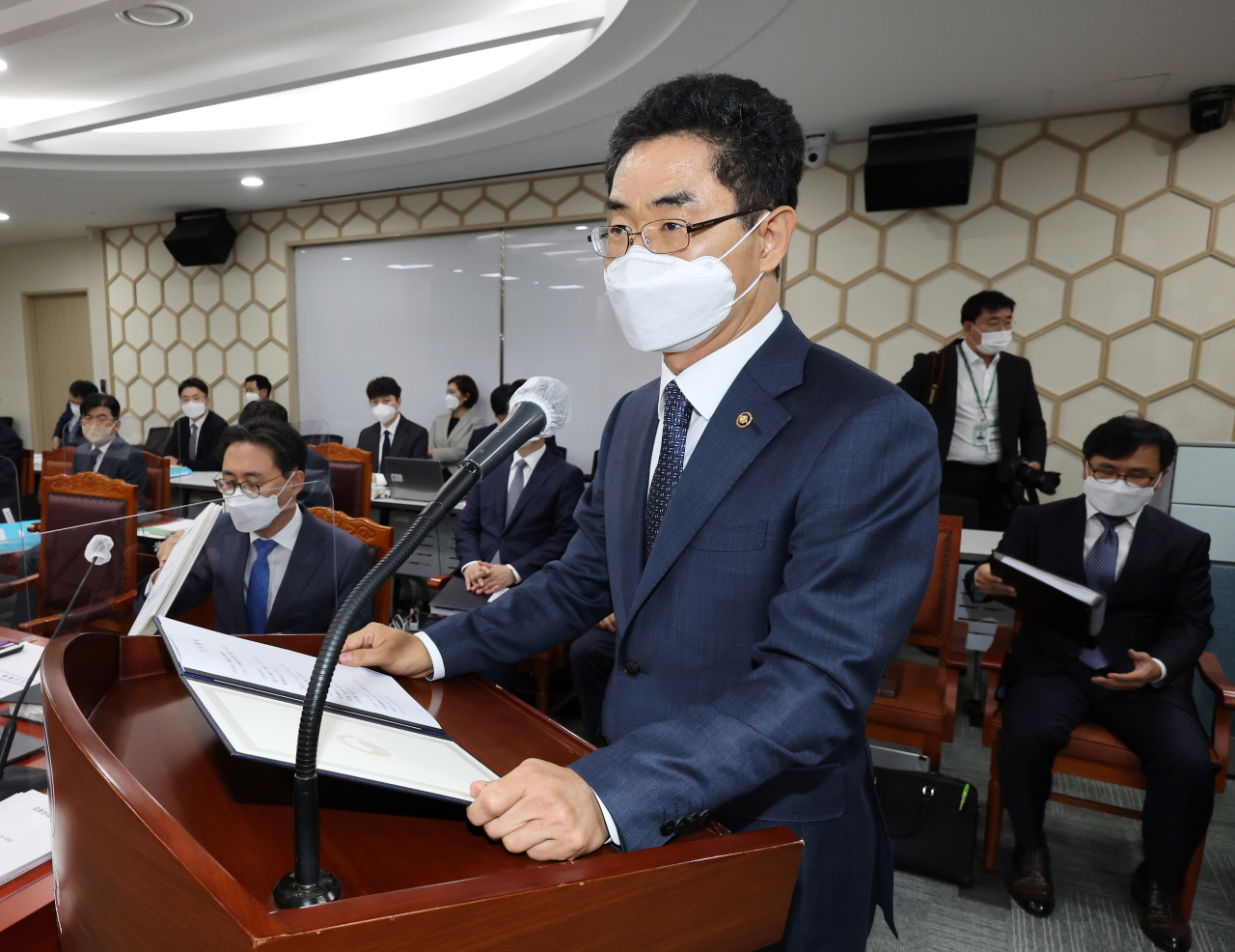 김창기 국세청장이 12일 세종시 정부세종2청사에서 열린 국회 기획재정위원회의 국세청, 서울지방국세청, 중부지방국세청, 인천지방국세청 등의 국정감사에서 업무보고를 하고 있다. [연합]