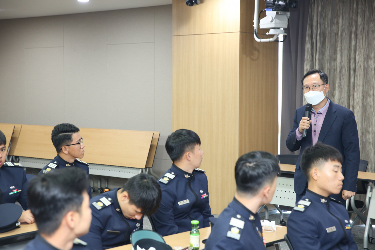 조황희 국가우주정책연구센터장이 공군사관생도들의 질문에 답변하고 있다.[STEPI 제공]