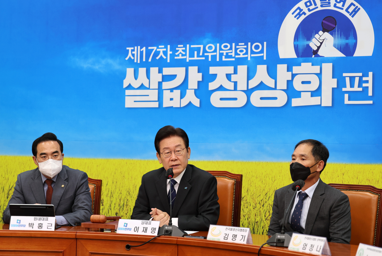 더불어민주당 이재명 대표가 12일 서울 여의도 국회에서 열린 최고위원회의 국민발언대 '쌀값정상화 편'에서 발언하고 있다. 이상섭 기자