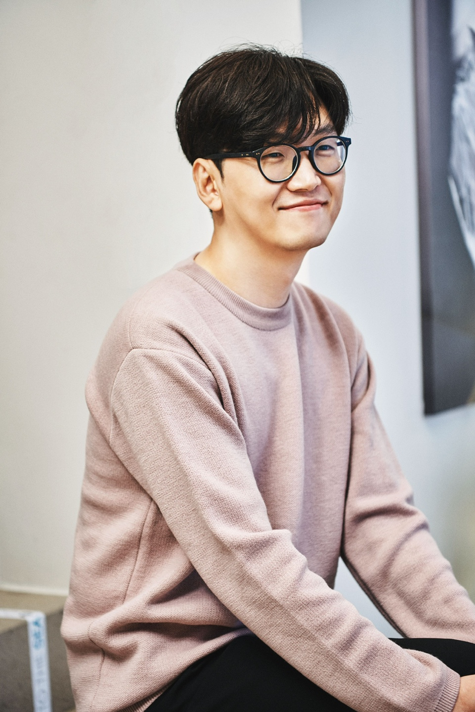 ‘번역의 신’ 황석희는 요즘 뮤지컬계에서도 입지를 다져가고 있다. 일 년에 영화 번역만 50~60편. ‘극장영화 번역’ 10년 동안 무려 500~600편을 번역했다. 뮤지컬은 ‘썸씽로튼’을 시작으로 ‘하데스타운’, ‘미세스 다웃파이어’ 등 여섯 작품째다. 그는 스스로를 ‘새싹 번역가’라며 “영화에서 번역가의 지분이 98.99%라면, 뮤지컬은 번역가가 50%”라고 제작진과 배우들에게 공을 돌렸다. [샘컴퍼니 제공] 　