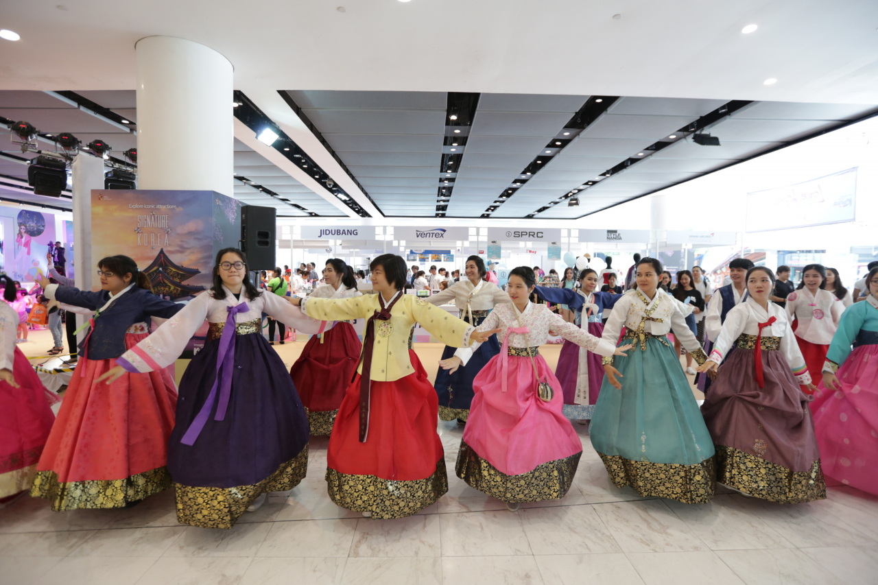 코로나 이전 방콕에서 열린 ‘Love Korea Weekend’에서 태국인 150명이 한복 플래쉬몹을 펼치고 있다