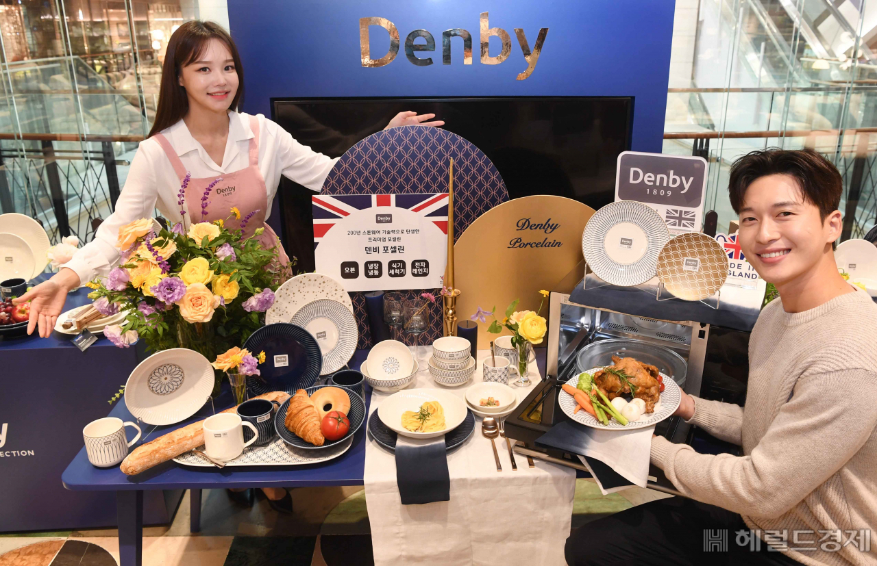 200년 전통의 영국 프리미엄 테이블웨어 ‘덴비(Denby)’가 12일, 신세계백화점 강남점에서 ‘덴비 포셀린’ 팝업 스토어 오픈 기념 사진 행사를 진행했다. 사진=덴비 제공