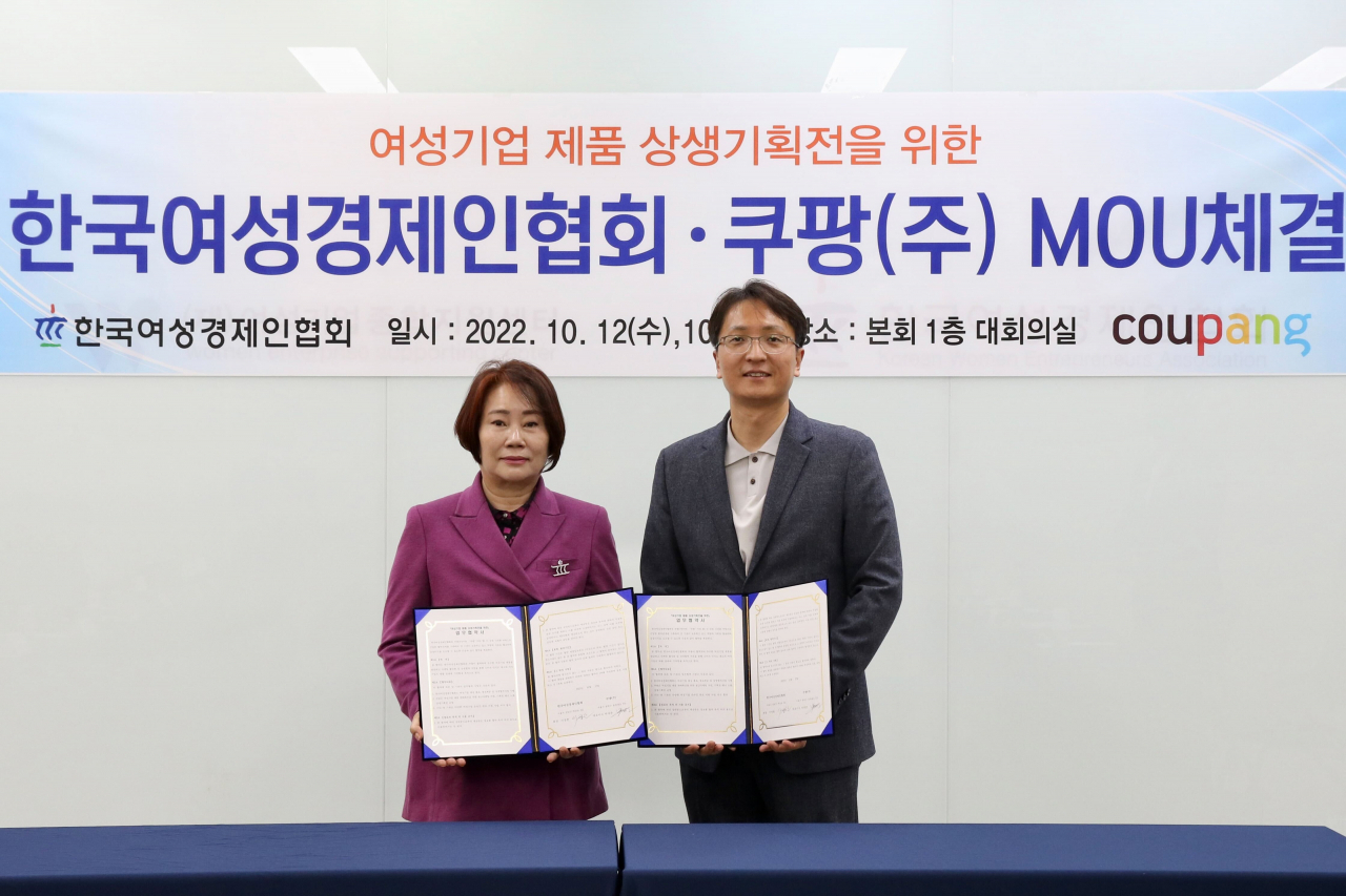 이정한 한국여성경제인협회장(왼쪽)과 박대준 쿠팡 신사업부문 대표(오른쪽이)가 여성기업 판로 확대 지원 위한 업무협약식을 가졌다.[쿠팡 제공]