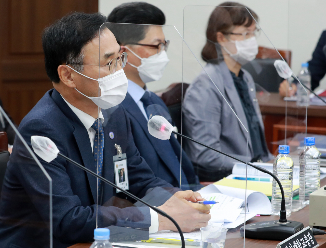 12일 오전 부산 금정구 부산대학교에서 열린 국회 교육위원회 부산대, 경상대, 부산대병원, 경상대병원 국정감사에서 차정인 부산대학교 총장이 답변하고 있다. [연합]