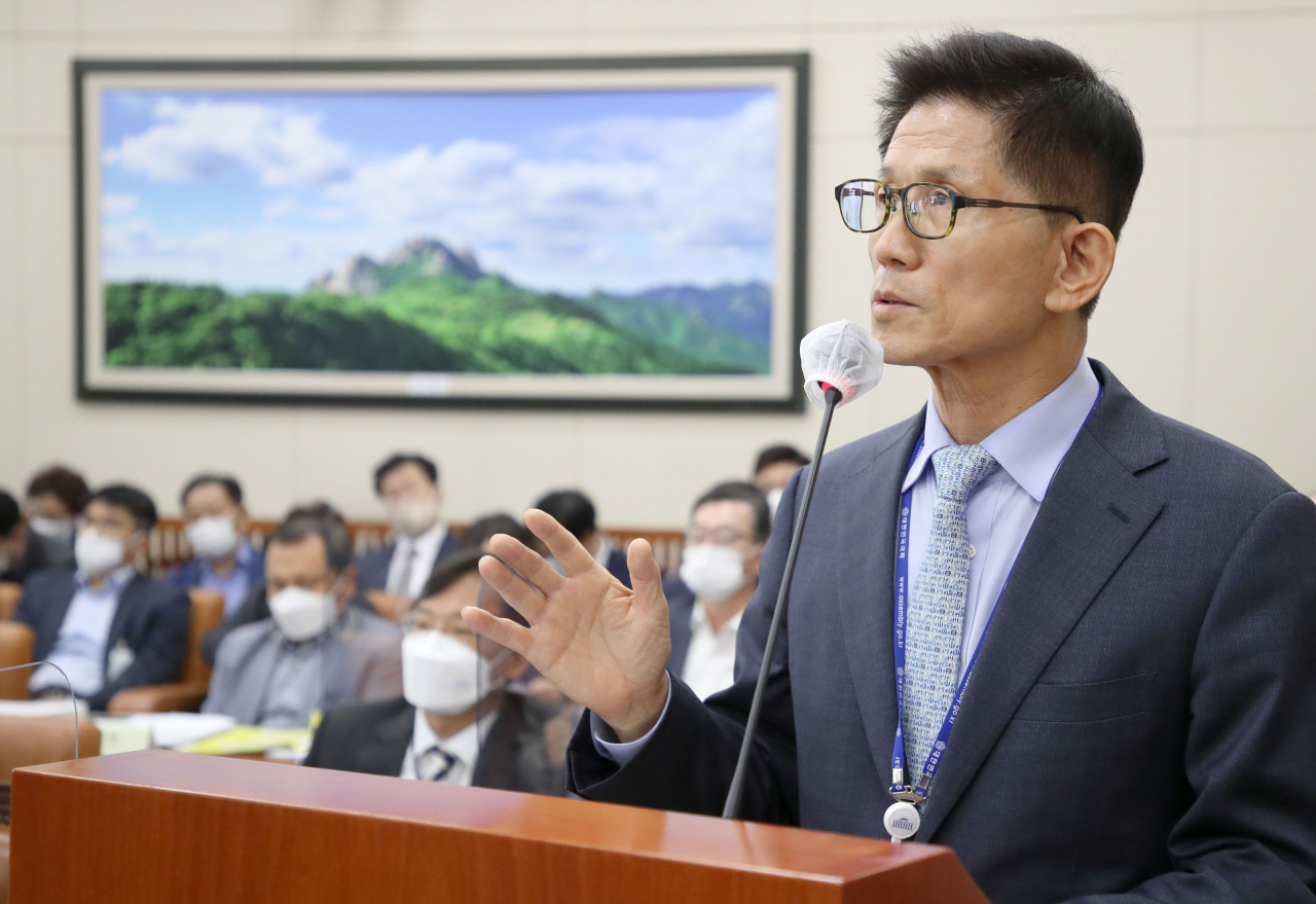 김문수 경제사회노동위원장이 12일 서울 여의도 국회에서 열린 환경노동위원회의 경제사회노동위원회 등에 대한 국정감사에서 의원 질의에 답변하고 있다. [연합]