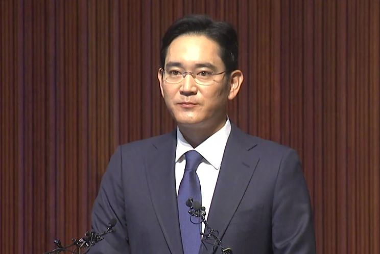 이재용 삼성전자 부회장이 삼성준법감시위원회가 요구한 권고에 따라 2020년 5월 6일 삼성 서초사옥에서 경영권 승계 논란 등과 관련해 '대국민 사과문'을 직접 발표하는 모습.[유튜브 영상 캡처]