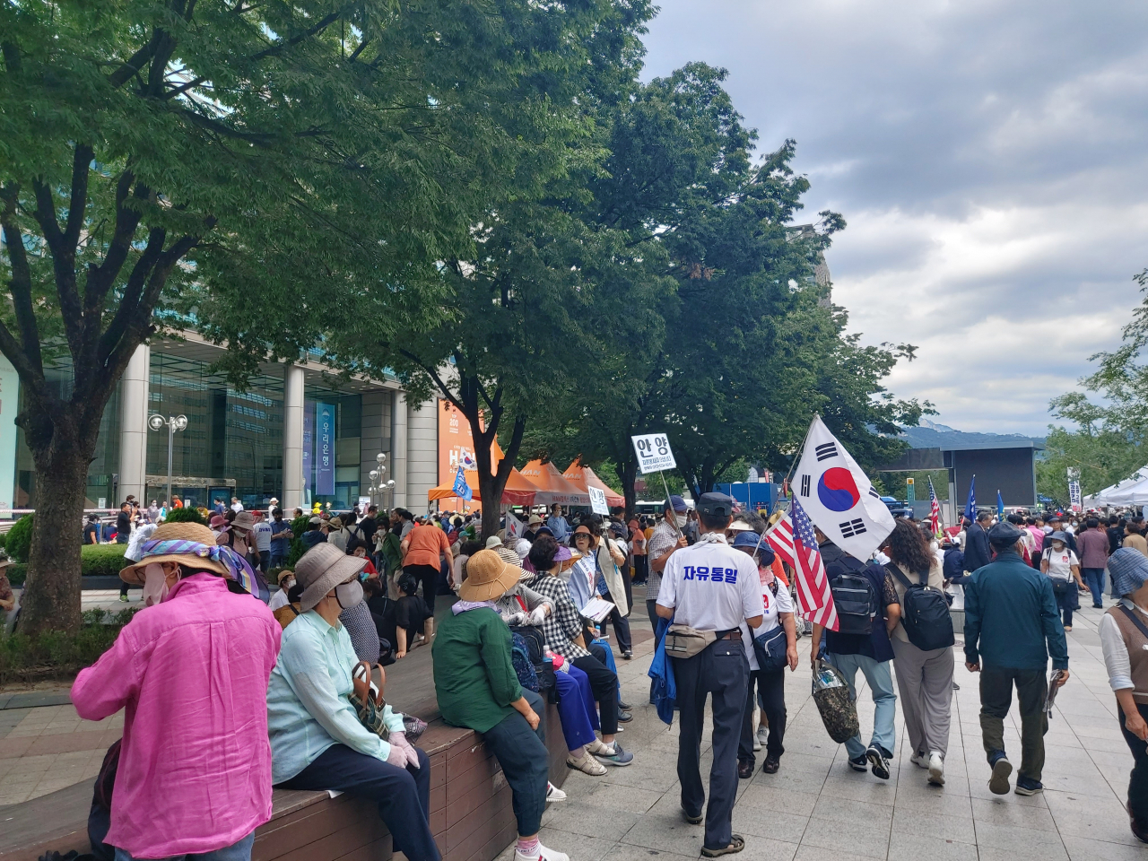 지난달 3일 서울 광화문광장 인근인 서울 종로구 동화면세점 앞에서 한 보수단체가 집회를 진행하고 있다. 김희량 기자