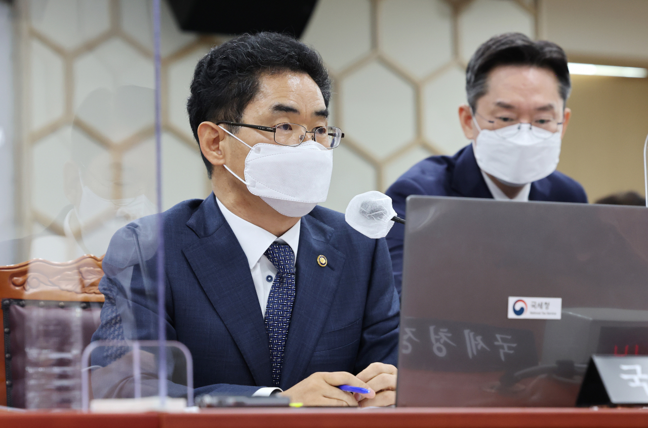 김창기 국세청장이 12일 오전 정부세종2청사에서 열린 국회 기획재정위원회의 국세청, 서울지방국세청, 중부지방국세청, 인천지방국세청 등의 국정감사에서 의원 질의를 경청하며 관계자로부터 자료를 건네받고 있다. [이상섭 기자]
