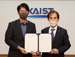 이광형 KAIST 총장(오른쪽)과 이재희 한솔홀딩스 대표가 11일 공동 연구센터 설립 관련 업무협약을 하고 있다. [한솔 제공]