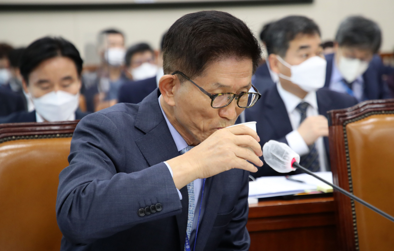 김문수 경제사회노동위원장이 12일 서울 여의도 국회에서 열린 환경노동위원회의 경제사회노동위원회 등에 대한 국정감사에서 물을 마시고 있다. [연합]