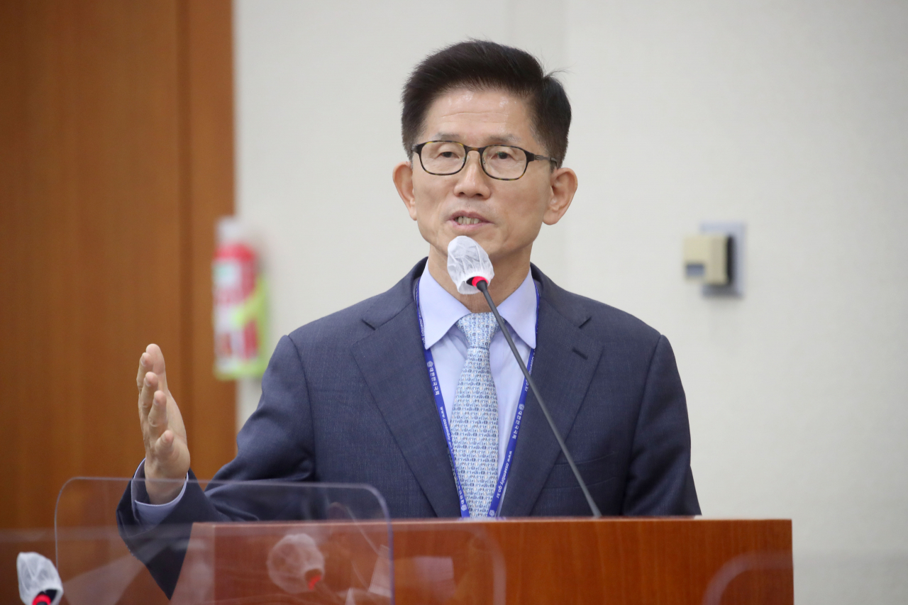 김문수 경제사회노동위원장이 12일 서울 여의도 국회에서 열린 환경노동위원회의 경제사회노동위원회 등에 대한 국정감사에서 의원 질의에 답변하고 있다. [연합]