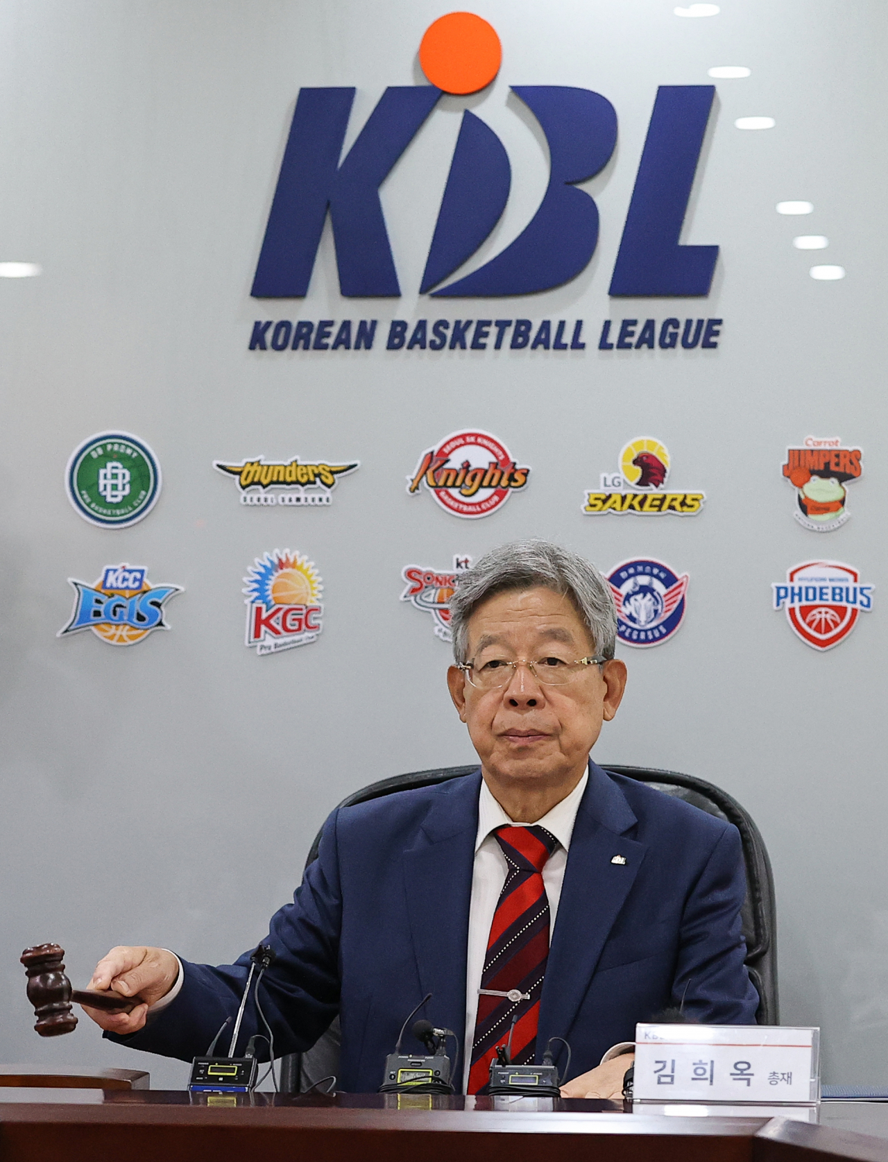 김희옥 KBL 총재가 11일 고양 캐롯 점퍼스 가입비 미납 관련 긴급 이사회를 진행하는 모습./연합뉴스
