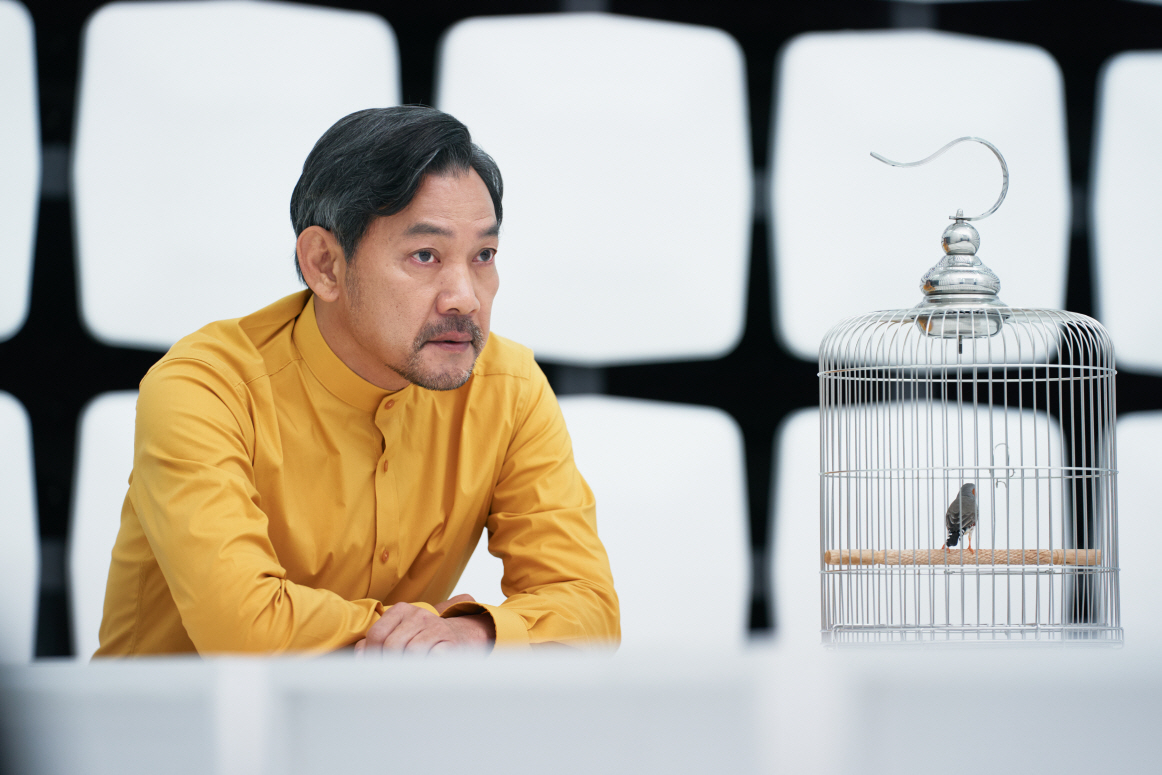 Jung Jin-young stars as mysterious neuroscientist Dr. K in "Beyond the Memory." (Tving)
