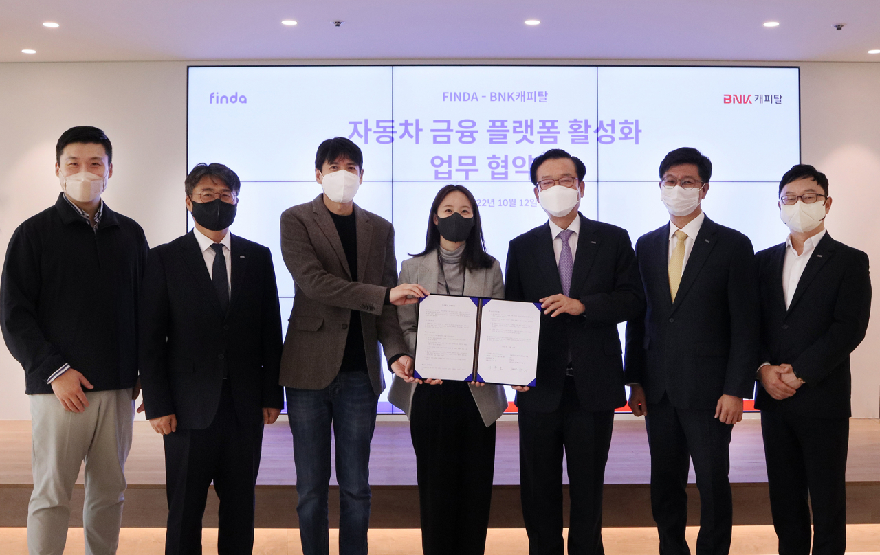 BNK캐피탈은 12일 서울 삼성동 핀테크 기업 핀다 본사에서 ‘모바일 플랫폼을 활용한 자동차 금융 활성화 업무 협약’을 체결했다. 사진 왼쪽 세번째부터 박홍민, 이혜민 공동대표, 이두호 BNK캐피탈 대표이사.[BNK 캐피탈 제공]
