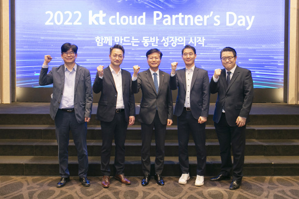 김종(왼쪽부터) kt cloud 상품전략P-TF 상무, 김주성 Cloud고객담당 상무, 윤동식 대표, 임종민 콘텐츠브릿지 이사, 임수진 웰데이타시스템 상무가 12일 서울 L타워에서 열린 일 ‘2022 kt cloud 파트너스 데이(Partner’s Day)’에서 기념사진을 찍고 있다. [kt cloud 제공]