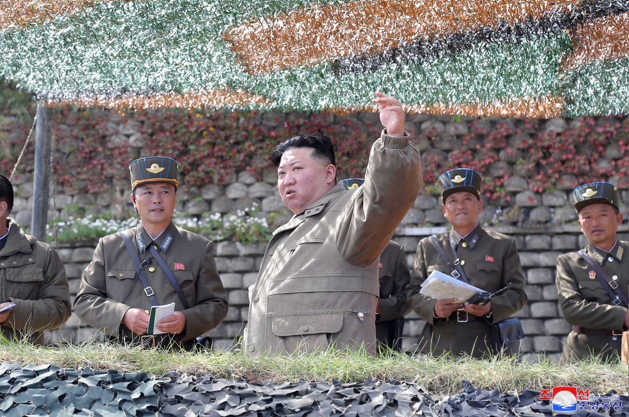김정은 북한 국무위원장이 북한군 전술핵운용부대 등의 군사훈련을 지도하고 있는 모습