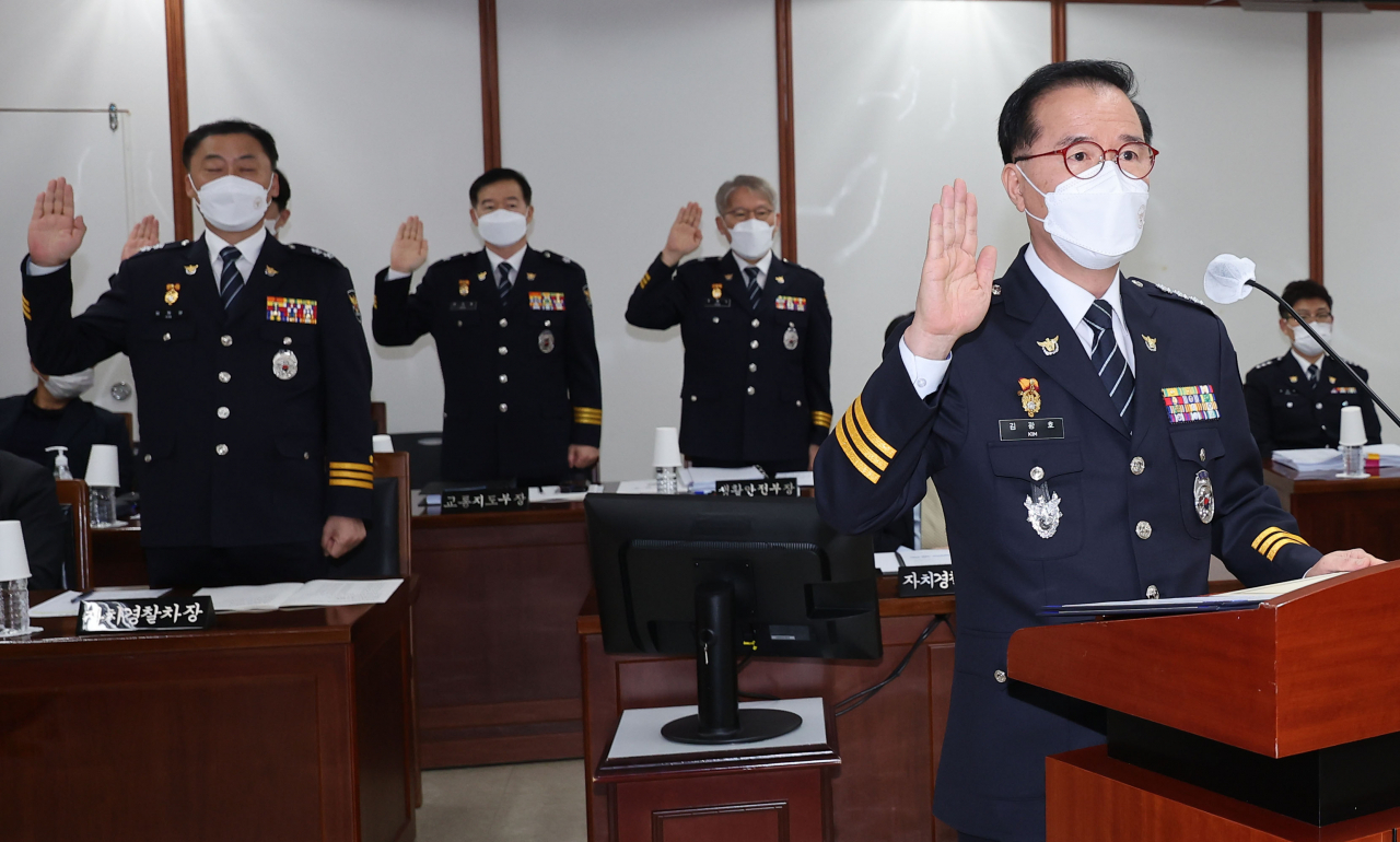 김광호 서울경찰청장이 12일 종로구 서울경찰청에서 열린 국회 행정안전위원회의 서울경찰청에 대한 국정감사에서 선서하고 있다. [연합]
