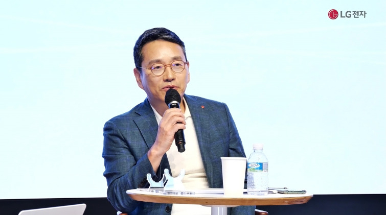 조주완 LG전자 사장이 ‘고객에게 사랑받는 브랜드가 되기 위하여’라는 주제로 ‘CEO F.U.N Talk(최고경영자 펀 토크)’을 최근 개최하고, 임직원들과 소통하는 모습. [LG전자 제공]
