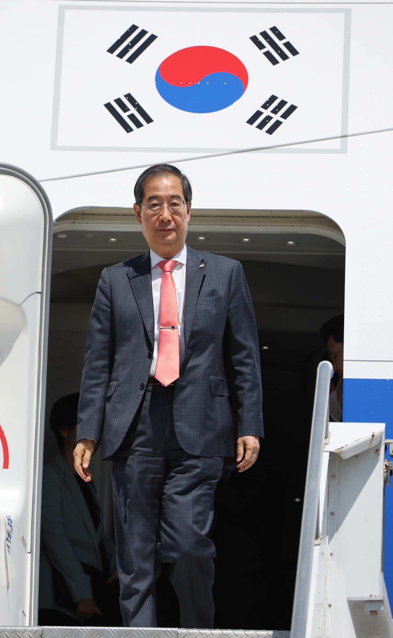 한덕수 국무총리가 12일(현지시간) 한-우루과이 수교 60주년을 맞아 우루과이를 방문, 몬테비데오 공항 공군기지에 도착하고 있다. [연합]