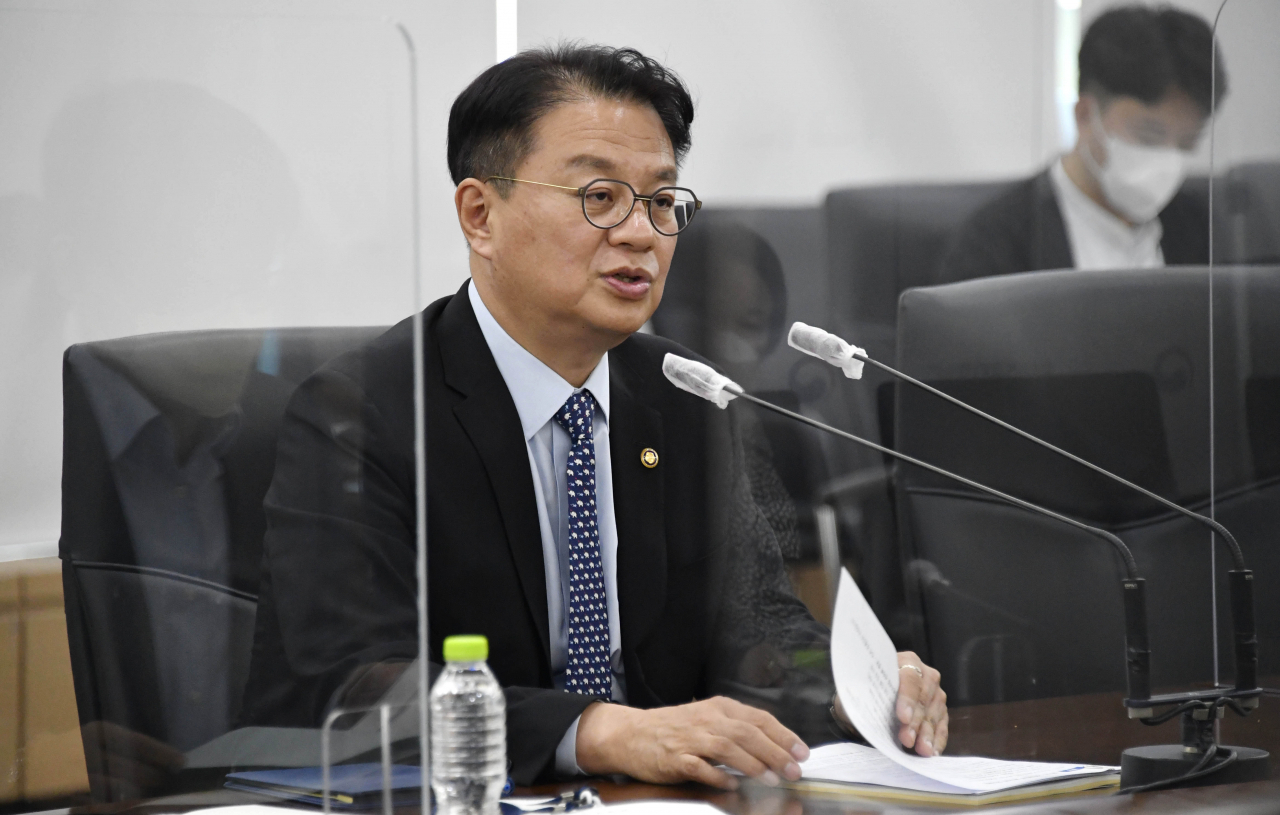 방기선 기획재정부 차관이 11일 정부세종청사에서 열린 '인구위기대응 TF 2차 회의'를 주재하고 있다. 연합뉴스