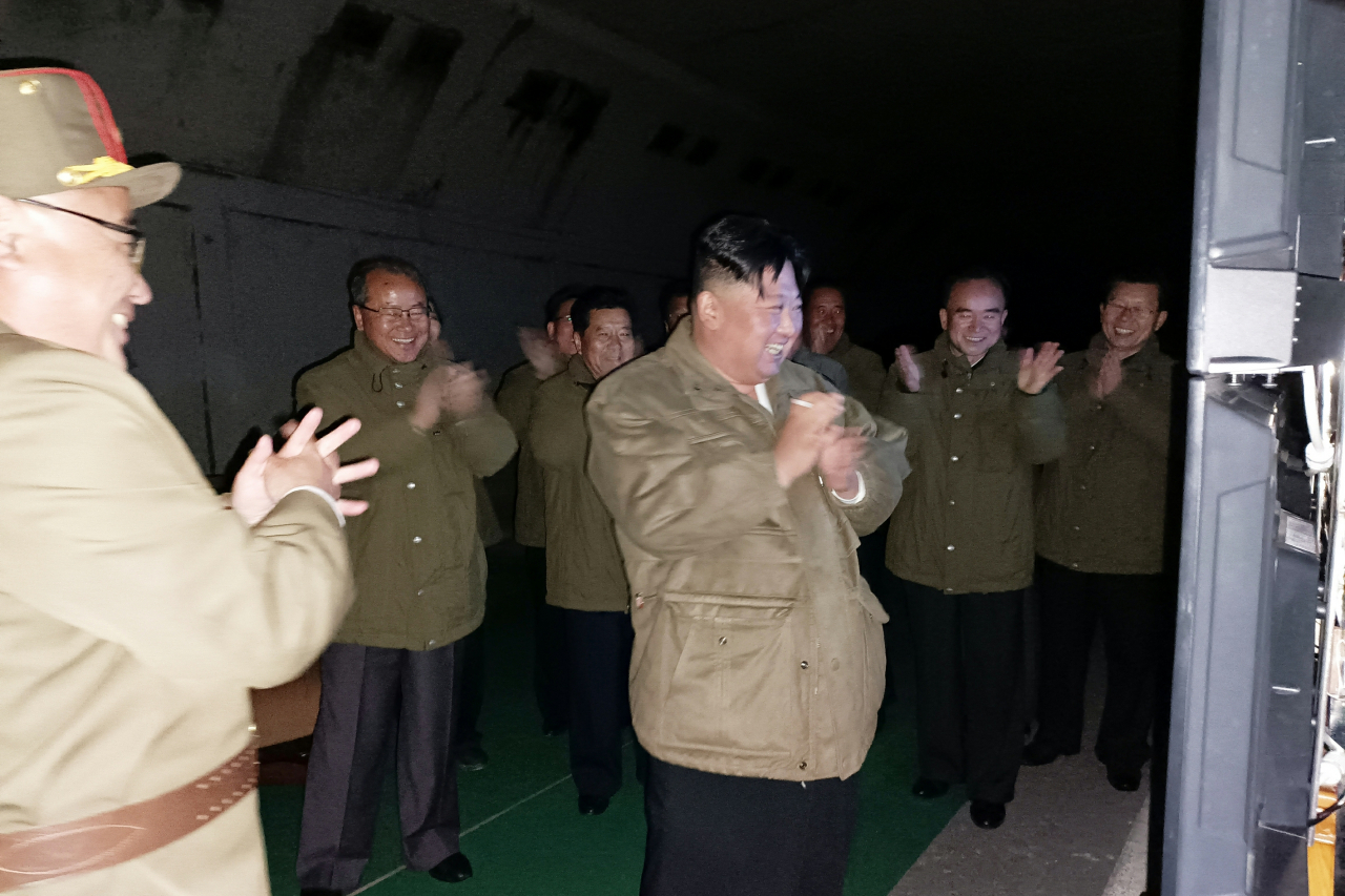 북한 노동신문은 13일 김정은 국무위원장이 현지지도한 가운데 전날 장거리 전략순항미사일 2발을 시험발사했다고 보도했다. [평양 노동신문]