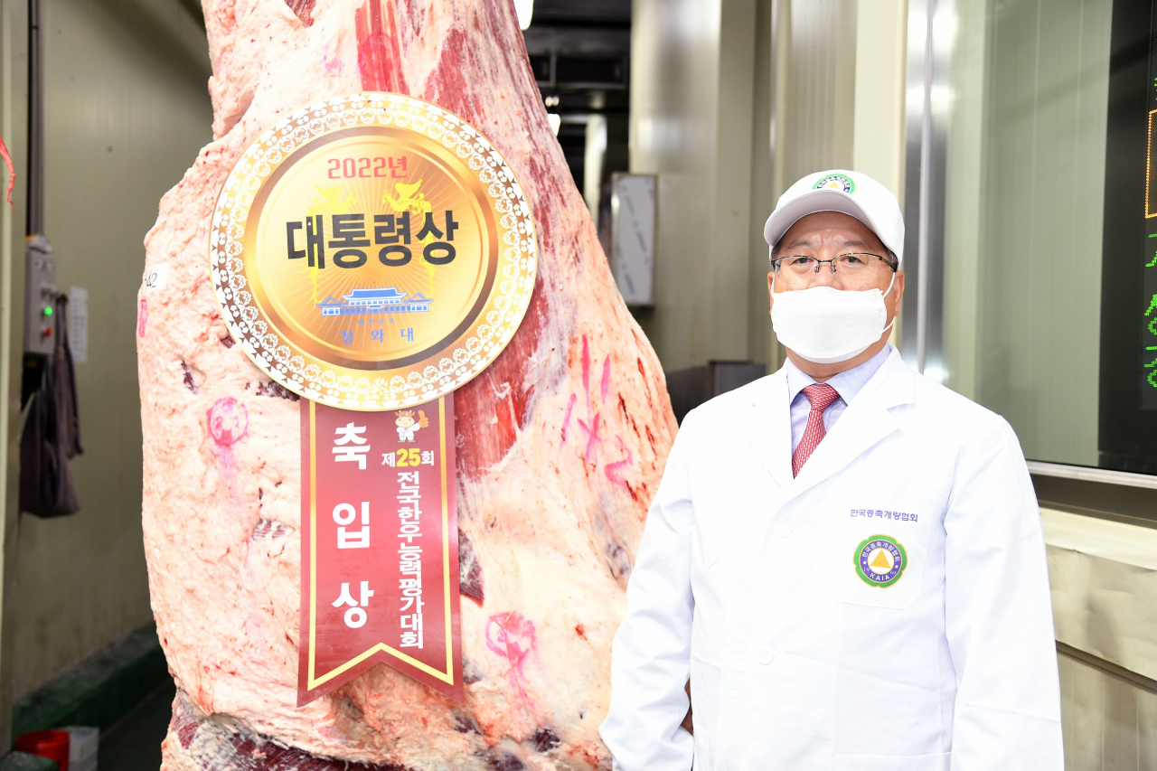 동원홈푸드가 운영하는 축산 도매 온라인몰 ‘금천미트’가 12년 연속 ‘대통령상 한우’를 대회 사상 최고가인 8177만원에 낙찰받았다고 13일 밝혔다. [동원그룹 제공]