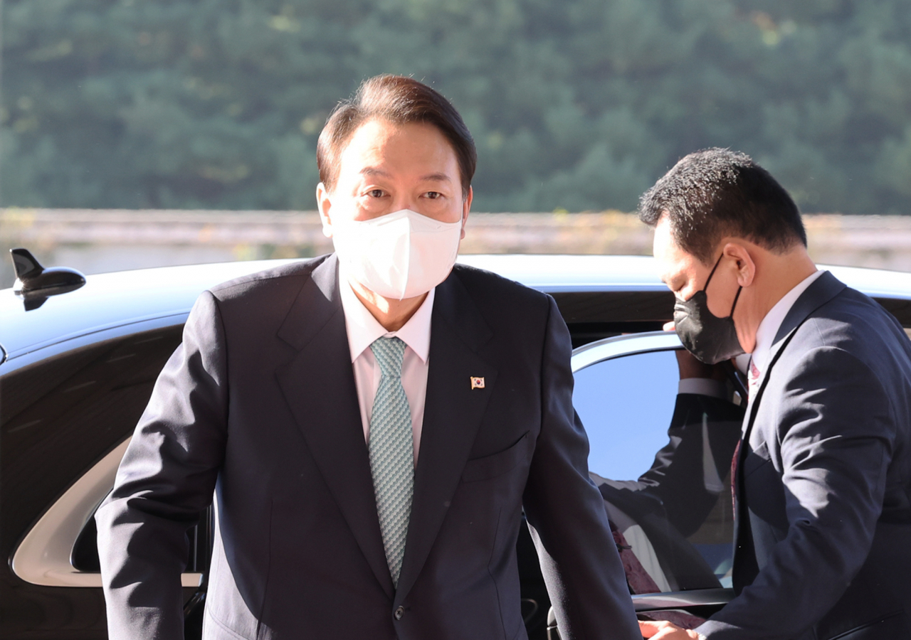 윤석열 대통령이 13일 오전 서울 용산 대통령실 청사로 출근하고 있다. [연합]