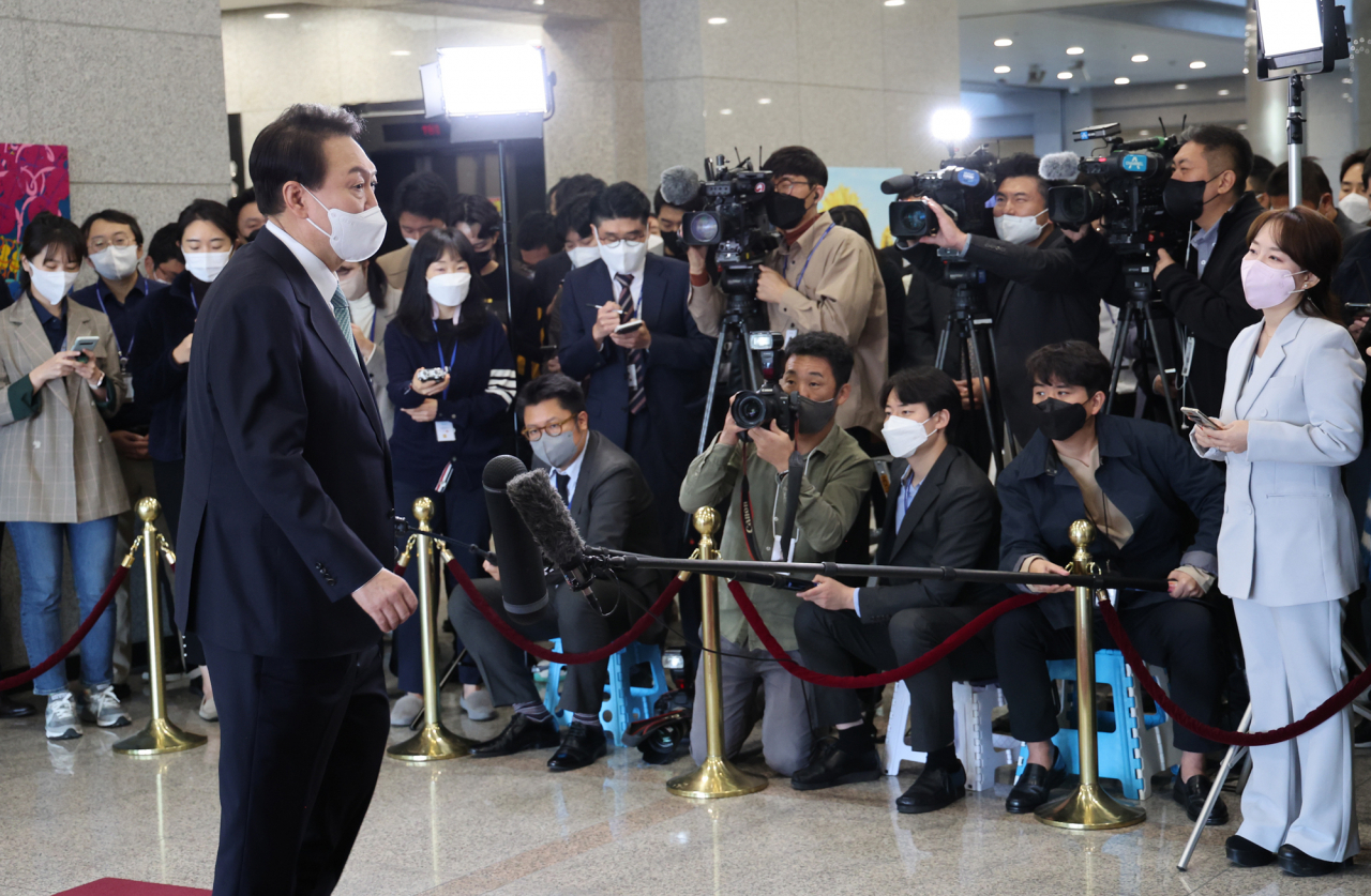 윤석열 대통령이 13일 오전 서울 용산 대통령실 청사에서 출근길 기자들과 질의응답을 마친 뒤 집무실로 향하고 있다. [연합]