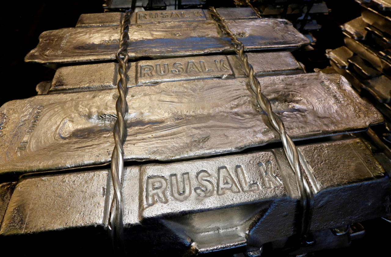 알루미늄 광석을 주물한 형태의 알루미늄 잉곳 위로 러시아 알루미늄 제조사 루살(RUSAL) 영문명이 선명하게 보인다. 미국이 러시아의 우크라이나 침공 이후 시장 파장을 우려해 뒤로 미뤄뒀던 러시아산 알루미늄에 대해 수입 금지 조치에 나설 것이란 보도가 나오고 있다. 런던 금속거래소에서 12일(현지시간) 알루미늄 가격은 장 중 7.3% 치솟는 등 요동쳤다. [로이터]