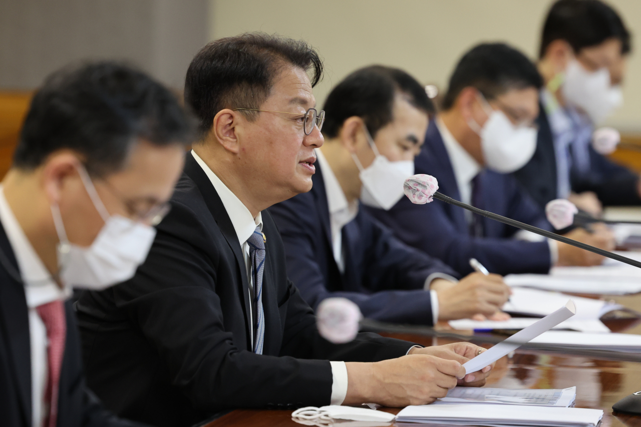 방기선 기획재정부 1차관이 13일 오전 서울 중구 은행회관에서 거시경제금융회의를 주재하고 있다. 그는 “관계부처·기관 합동으로 운영중인 24시간 국내외 경제상황 점검체계를 통해 주요 경제·금융시장 지표를 실시간으로 점검하고 관계기관 간 긴급 대응태세도 완벽하게 갖춰 특이동향 발생시 적기에 신속히 대응해 나가겠다”고 강조했다. [연합]