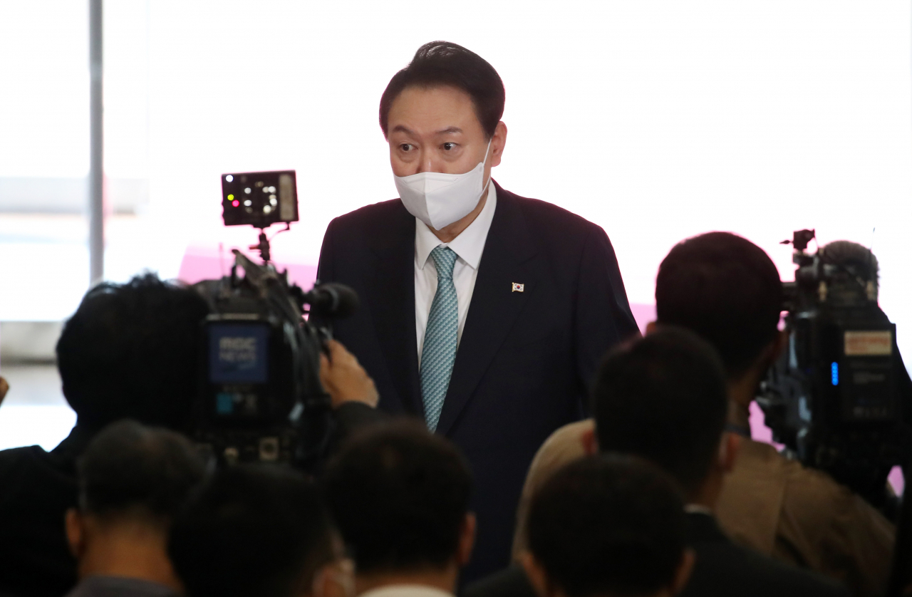 윤석열 대통령이 13일 오전 서울 용산 대통령실 청사로 출근하며 기자들과 질의응답을 하고 있다. [연합]