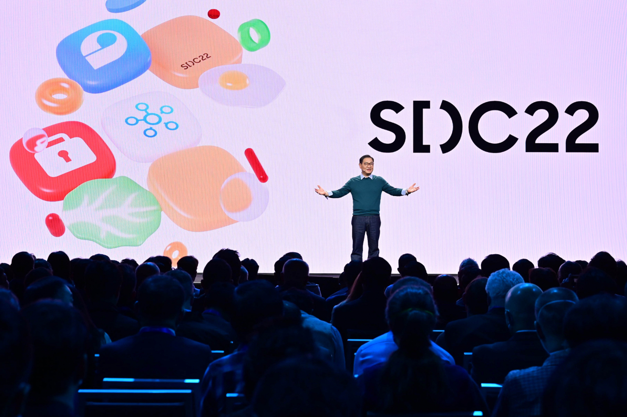 한종희 삼성전자 부회장(DX부문장)이 12일(현지 시간) 열린 SDC 2022에서 기조 연설을 진행하고 있다. [삼성전자 제공]