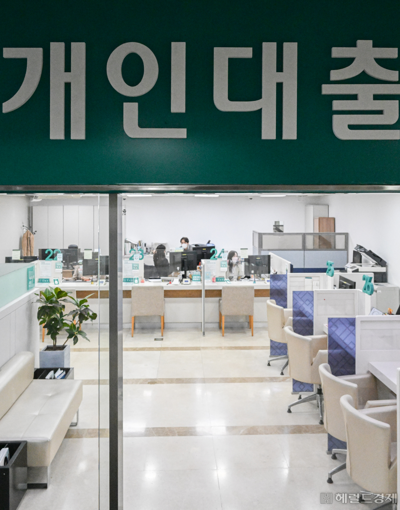 최근 금리가 급격히 상승하며 가계대출 이자부담이 증가하고 있다. 12일 서울 중구 명동 하나은행에서 직원들이 개점을 준비하고 있는 가운데 개인대출 안내문이 붙어 있다. 임세준 기자