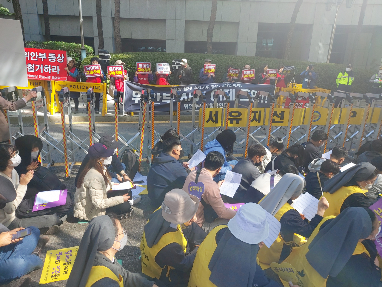 지난 12일 서울 종로구 서울지방국세청 앞 도로에서 제1565차 수요시위와 보수단체들의 집회가 동시에 열리고 있다. 김희량 기자