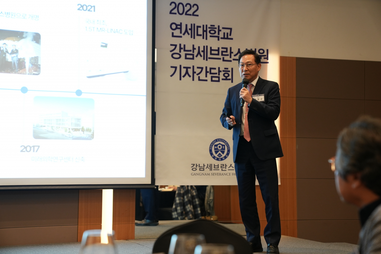 송영구 강남세브란스병원장이 새로 건립될 병원에 대해 설명하고있다.