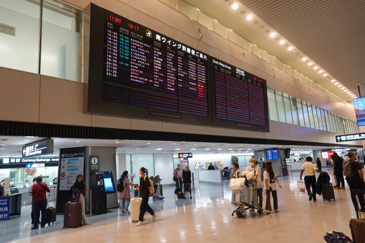 This photo taken on Tuesday shows outbound passengers at Narita International Airport after Japan lifted the ban on the number of inbound passengers and resumed visa-free travel for visitors from specific countries, including South Korea, the same day. (Yonhap)