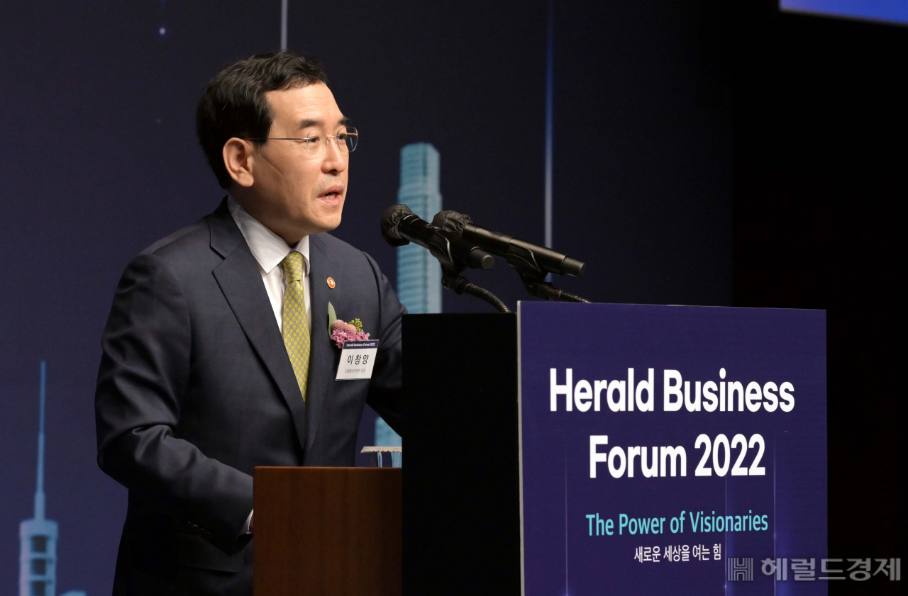 눈앞에 닥친 현안 극복과 함께 우린 산업의 근본체질을 개선하는 것이 가장 중요하다는 메시지가 나왔다. 이창양 산업통상자원부 장관이 ‘헤럴드 기업포럼 2022’에서 새로운 세상을 여는 힘으로 첨단산업의 중요성을 강조했다. 이상섭 기자