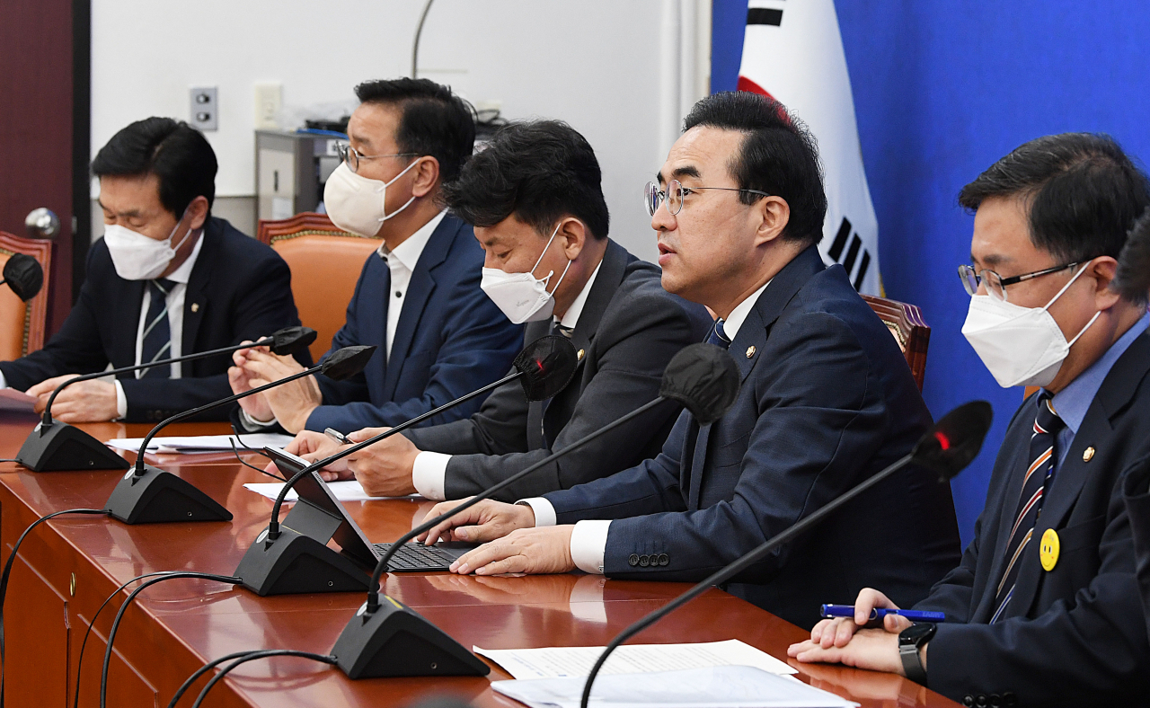 더불어민주당 박홍근 원내대표가 13일 서울 여의도 국회에서 열린 국정감사대책회의에서 발언하고 있다. 연합뉴스