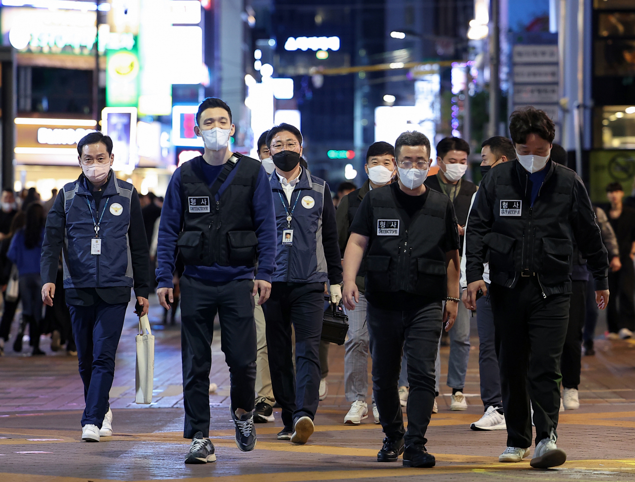 지난 7일 오후 서울 서초경찰서·서초소방서, 서울시청, 서초구청 공무원들이 합동 점검·단속을 위해 서울 강남 지역 유흥가로 이동하고 있다. [연합]
