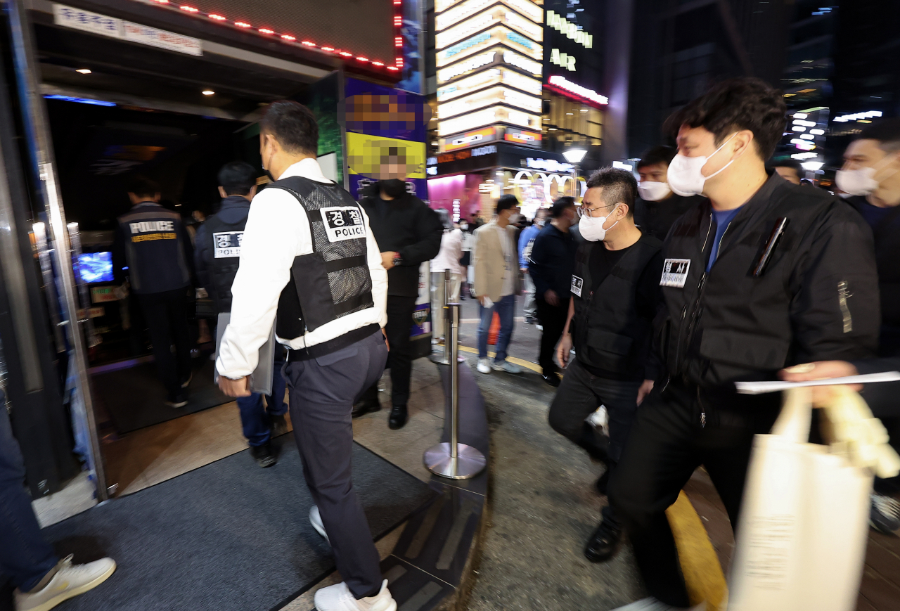지난 7일 밤 서울 서초경찰서·서초소방서, 서울시청, 서초구청 공무원들이 합동 점검·단속을 위해 서울 강남 지역의 한 클럽으로 들어가고 있다. [연합]