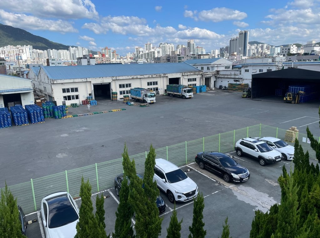 부산 동래구 사직동 대선주조 본사 주차장과 물류장. [대선주조 제공]