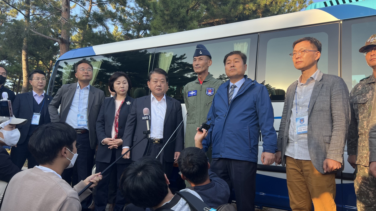 지난 12일 현무 미사일 낙탄 사고 현장을 방문한 더불어민주당 의원들이 취재진을 향해 발언하고 있다. 신현주 기자