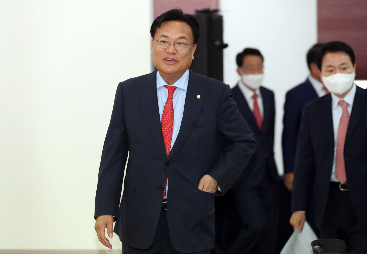 국민의힘 정진석 비상대책위원장이 13일 오전 대구시당에서 열린 대구·경북 현장 비상대책위원회 회의에 참석하고 있다. [연합]