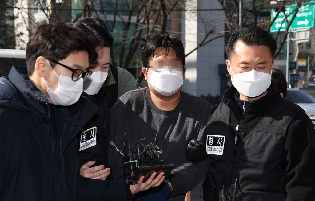 부모와 형을 살해한 뒤 스스로 신고한 30대 김모 씨가 지난 2월 서울 양천구 서울남부지법에서 열린 영장실질심사에 출석하기 위해 법정으로 향하고 있다. [연합]