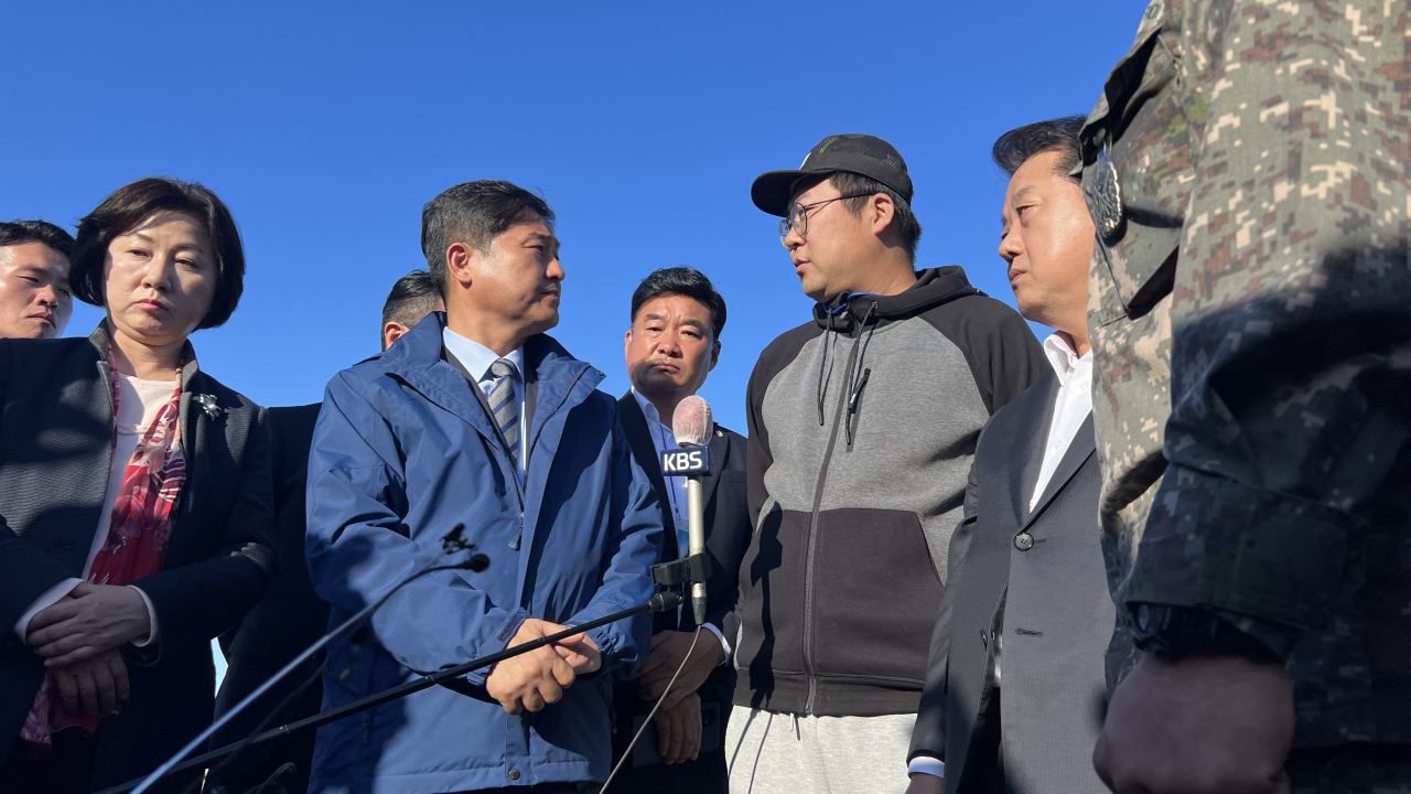지난 12일 현무 미사일 낙탄 사고 현장을 방문한 더불어민주당 의원들이 취재진을 향해 발언하고 있다. 신현주 기자
