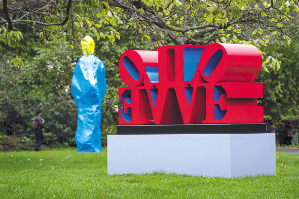 로버트 인디에나 Imperial LOVE(오른쪽)와 우고 론디로네의 Yellow Blue Monk. Frieze Sculpture 2022 전경