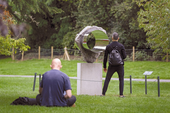알리사 콰데, Tunnel - Tell (Ceci Sera), 2020, Frieze Sculpture 2022. Photo by Linda Nylind ⓒ Linda Nylind/ Frieze.