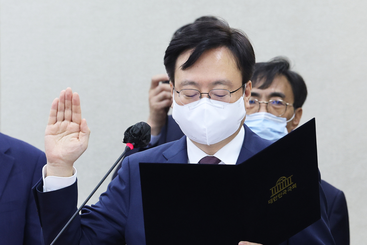 지난 5일 보건복지위원회 국정감사가 진행된 여의도 국회에서 조규홍 신임 보건복지부 장관이 선서하고 있다. 이상섭 기자