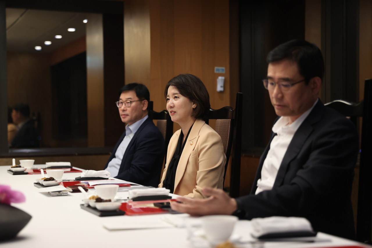 이영(가운데) 중소벤처기업부 장관이 12일 납품대금 연동제 시범운영 참여 대·중견기업 관계자들과 만나 간담회를 가졌다.[중기부 제공]